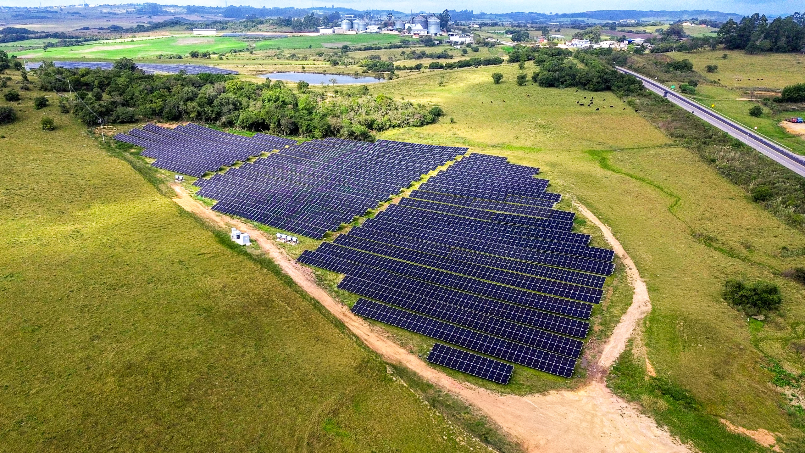 Vista aérea de uma usina solar do Liberty Energia